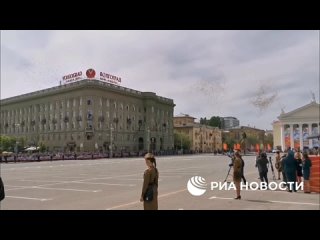 free в волгограде военный парад завершился пролетом самолёта времен великой отечественной который сбросил праздничные hd
