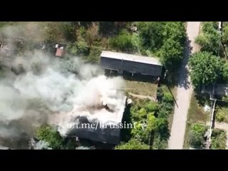 free всушники пытаются спасти свои манатки после прямого попадания в их расположение обустроенное в отжатом частном доме hd