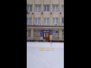 free в крамоторске местный житель мягко сказать в недоумении куда делась местная власть по снегу возле входа в мэрию hd
