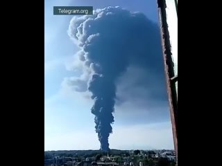 free огромные языки пламени и густой черный дым это взрывается и горит нефть на складе в мексиканском веракрусе hd
