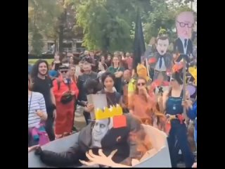 free во франции продолжаются публичные казни президента макрона на этом видео его чучело сжигают в страсбурге t hd