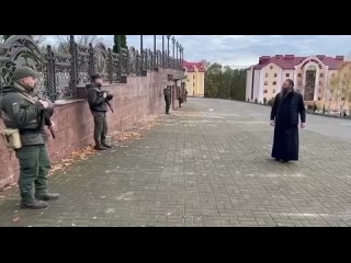 free сирот выгоняют из украинского монастыря чтобы заселить туда солдат всу рано утром отряд спецназовцев с автоматами hd