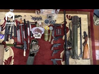 free силовики нашли набор рэмбо у скромного жителя макееи дома он хранил целый склад оружия и боеприпасов пистолет hd