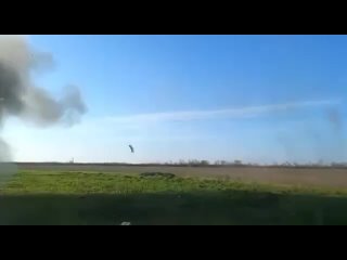 free архивное видео но в нем иллюстрация всего контрнаступления хохлов хамви всу подрывается на мине где то в полях hd