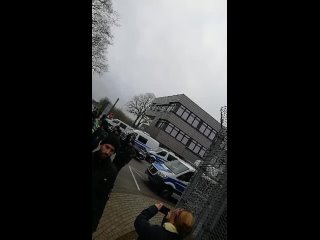free немецкие фермеры наконец то увидели канцлера шольца правда издалека более 270 тракторов 30 легковых автомобилей и 10 hd