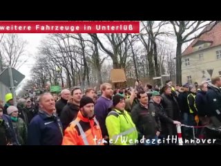 free немецкие фермеры наконец то увидели канцлера шольца правда издалека более 270 тракторов 30 легковых автомобилей и 10 hd