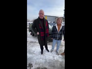 free а чому таки гарны дивчины и не на фронте или шо таки пусть другие погибают а они подачки в пальтишках чистеньких hd