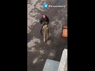 free эпичная битва на украине мужик пинками гонит военкомов унижая могилизаторов под натиском пинков и оплеух сотрудники hd