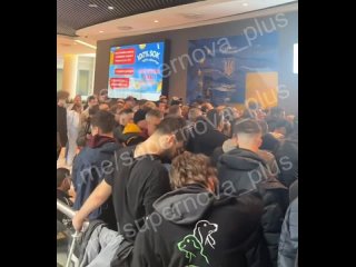 free украинцы штурмуют консульство в варшаве в паспортном центре варшавы огромные очереди после решения мид украины hd