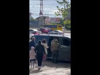 free украина не удалось утащить мужика на фронт отсюда мы делаем вывод что если вашего родственника посреди дня толкают в hd