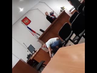 free судья зачитывать приговор человеку который лежит без сознания после инсульта в зале суда hd