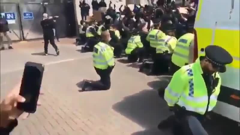 free в лондоне полицейские в знак солидарности blacklivesmatter стали на колени перед толпой поддержав акцию против hd
