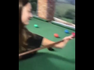 free девушка показывает трюк на бильярде hd