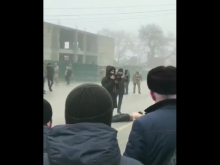 free тело боевика убившего начальника отделения полиции в чечне кинули на площади hd