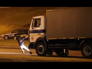 free автозак сбил протестующего в минске лежачего начали закидывать гранатами hd