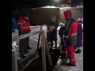 free мать молодые окунула маленького сына в прорубь на крещение hd