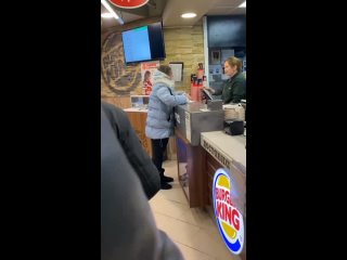 free в burger king пьяная шальная императрица устроила замес с сотрудницей фаст фуда сначала она пыталась узнать её фио hd