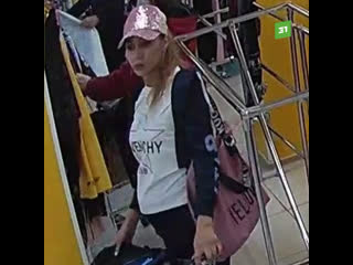 free карманница прикрываясь платьем опустошила сумочку покупательницы hd