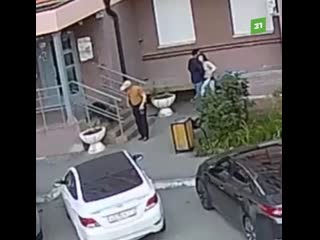 free стыдно даже молодые парочку накрыло страстью прямо около подъезда многоэтажки hd