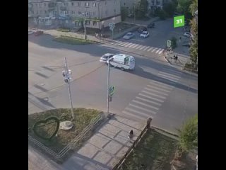 free скорая протаранила легковушку спецмашина ехала с сиреной и проблесковыми маячками hd
