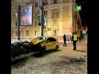 free таксист уснул за рулём авто вылетели на тротуар около загса повезло что не снесли пешеходов hd