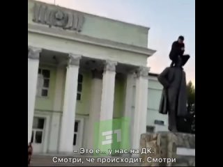 free полицейские разыскивают челябинца который забрался на памятник ленину hd