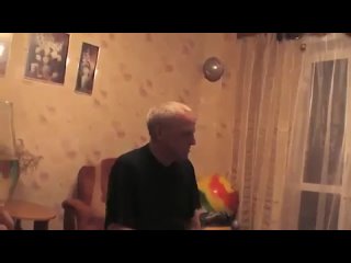 free мужик очень необычно встретил новый год юмор приколы смешное видео и анекдоты на hd