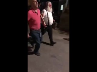 free в израиле в кафр кане еврея попытались линчевать его спасают и уводят от разъяренной толпы другие палестинцы hd