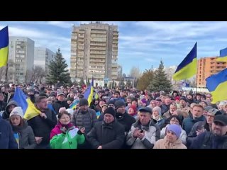 free на центральной площади энергодара собралось очень много людей hd