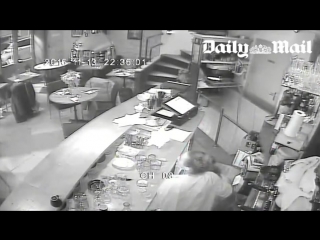 free daily mail обнародовала видео расстрела террористами посетителей ресторана в париже hd