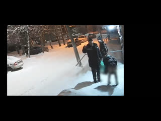 free женщина в сыктыаре пописала прямо возле подъезда перед камерами hd