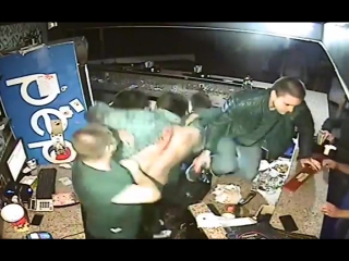 free атошник дает отпор в драке в ночном клубе hd