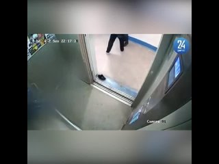 free приставал к девочке прямо в лифте но ей удалось вырваться hd