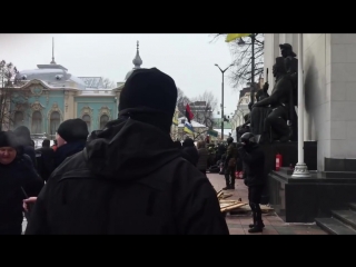 free под верховной радой вновь горят покрышки дерутся применяют спецсредства и даже готовят коктейли молотова hd