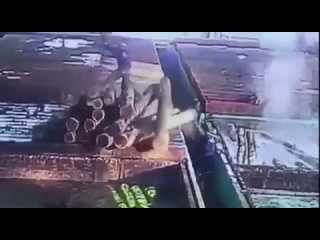 free стропальщик мудак его ошибка стоила здоровья работяге hd
