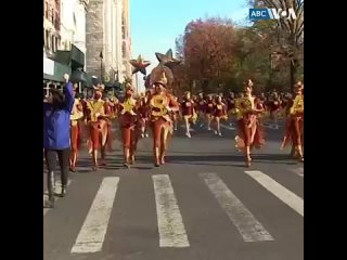 free в нью йорке состоялся первый за два года парад универмага macys в день благодарения парад был отменен в прошлом году hd