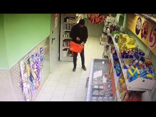 free полицейские осуществляют розыск мужчины подозреваемого в краже из магазина hd