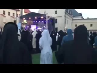 free монашка танцует это господь господь монашка тик ток mp4 hd