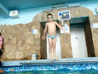 free коля прыгает солдатиком и плывет в большом бассейне hd