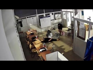 free женщина в питере пытается вступить в половой акт с урной для бюллетеней а вторая ей помогает чтоб оплодотворение hd