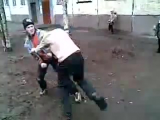 free 2 парня дрались а тут батёк пришол и врезал с ноги малому hd