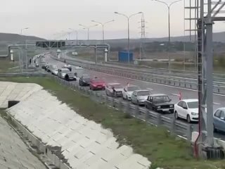 free украина крым очередь из гражданских машин со стороны керчи к мосту составляет порядка шести километров 09 10 22 hd