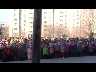 free директриса танцует с учениками на крыльце перед школой hd