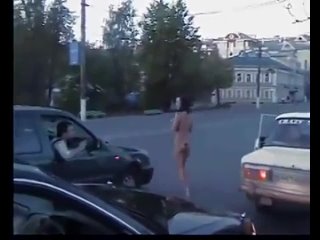 free девушка пробежала голышом по улице проиграла спор плати hd