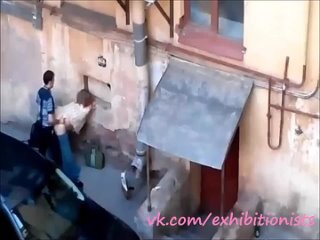 free молодая парочка трахается во дворе у всех на виду hd