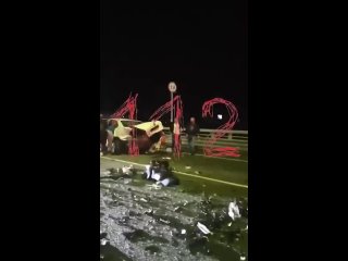 free люди пытаются помочь пострадавшим в аварии с автомобилем в котором ехала собчак hd