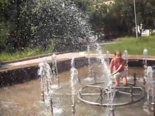 free я и мои подружке плескались в фонтане а моя подружка машка худзик снимало всё происходящее hd