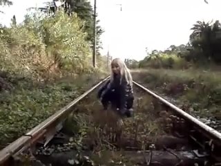 free прикол над девчонкойдевушка от страха наложила в штанынереальное видеоеё чуть не разрезало поездом3 hd