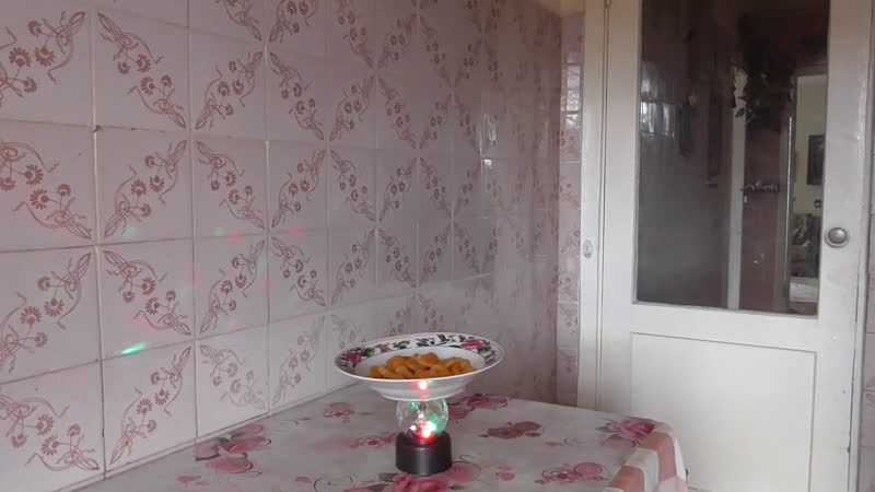 free интересное видео на кухне тарелка на столе крутится но я кушаю курагу hd
