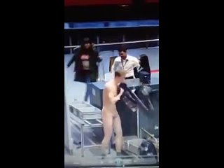 free парень полностью разделся во время досмотра в пулково hd